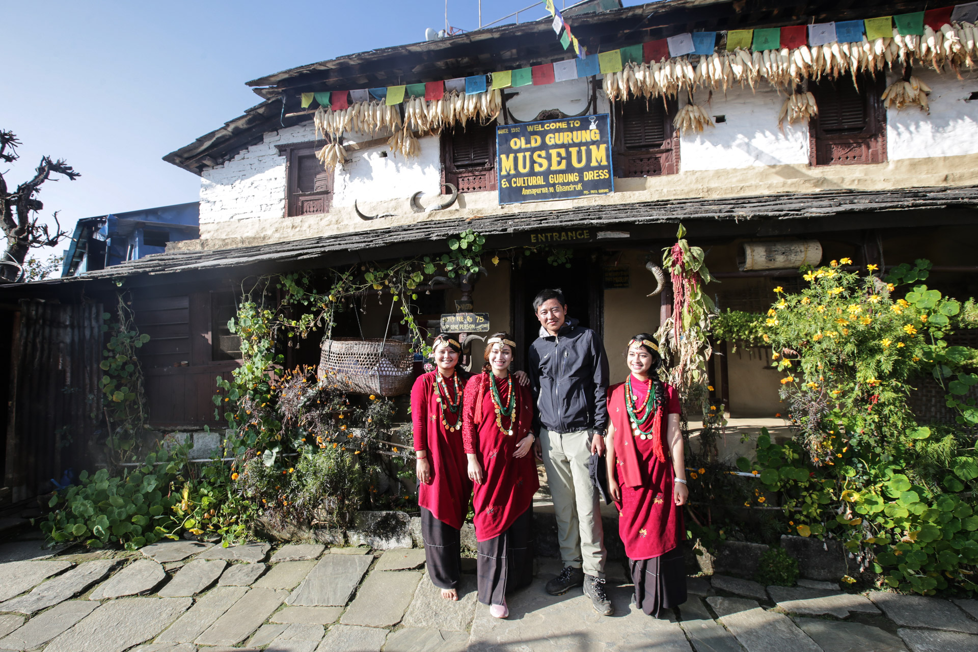 Kinley, l’un de nos guides au Bhoutan, devant le petit musée de Gandrung