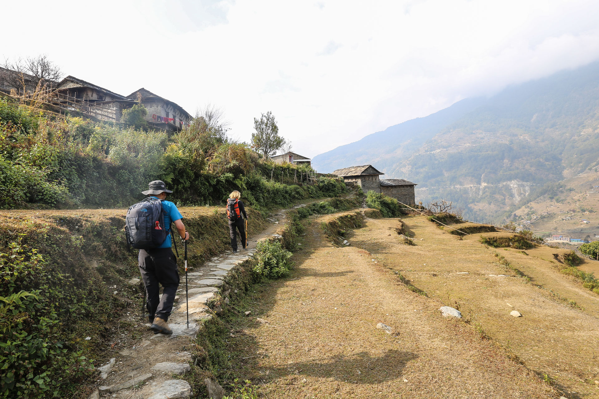 Sentier traditionnel à l’approche d’un village