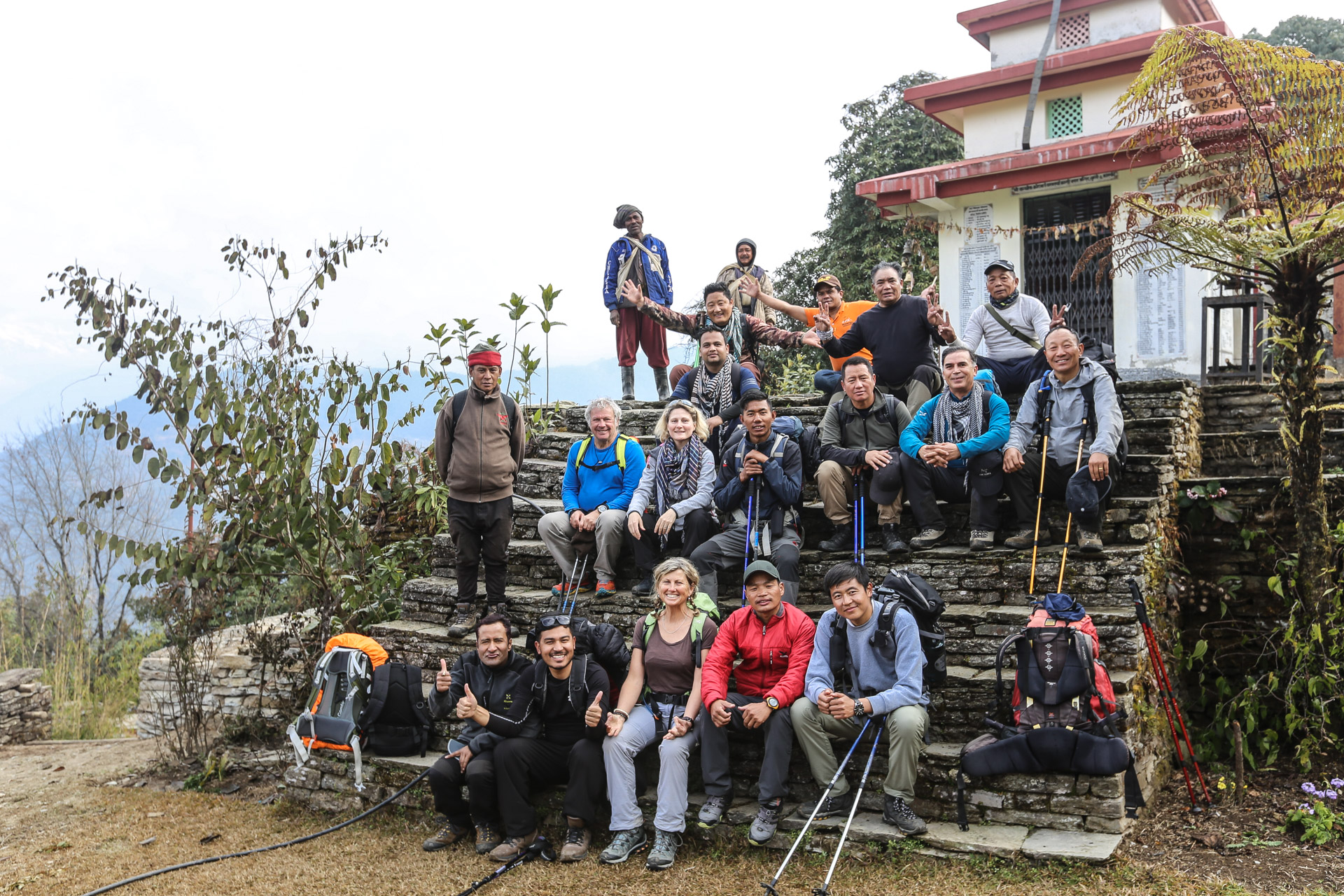 Après deux heures de marche, premier stop devant un temple 