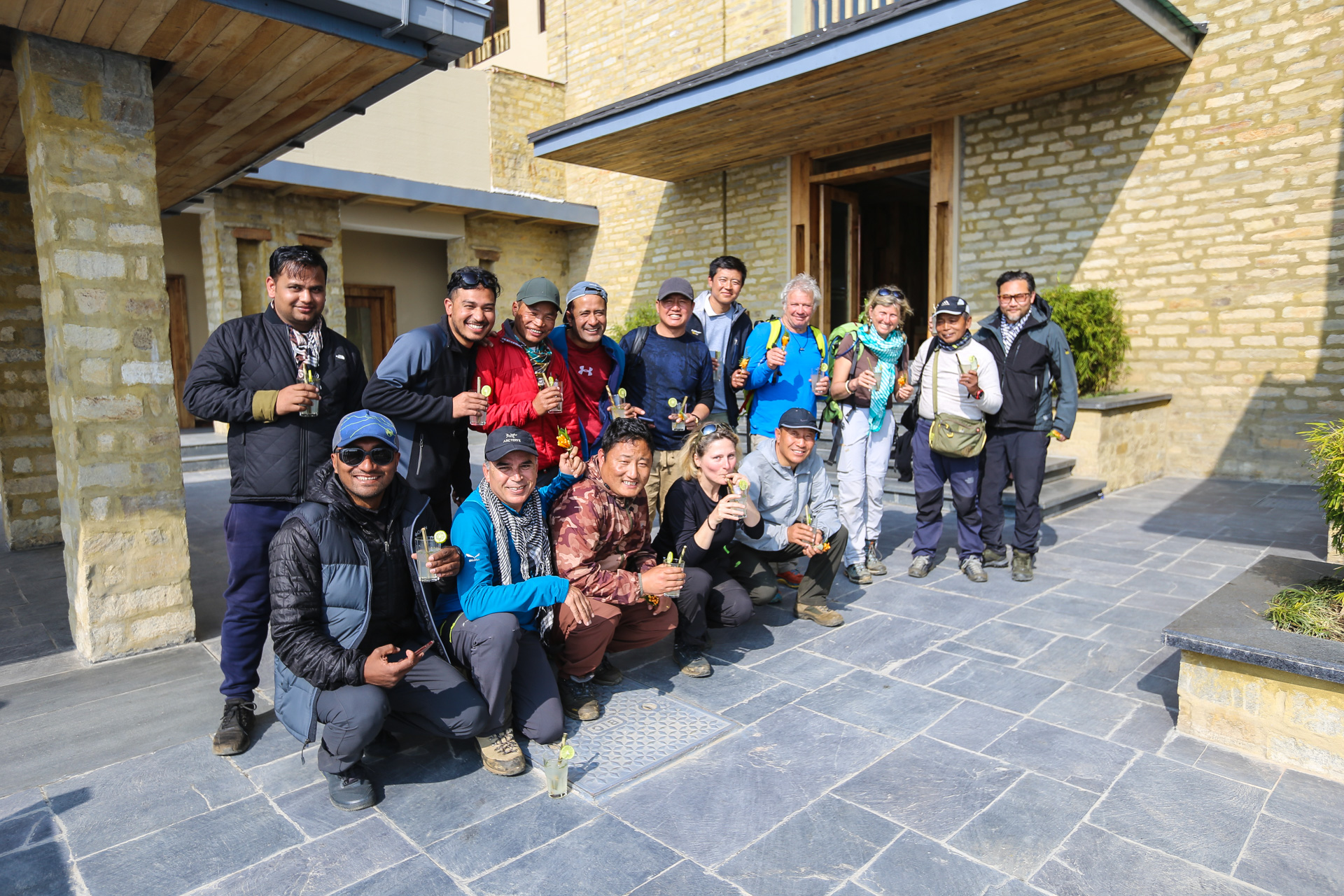 Une dernière fois, l’équipe est réunie, devant le Sarangkot Mountain Lodge