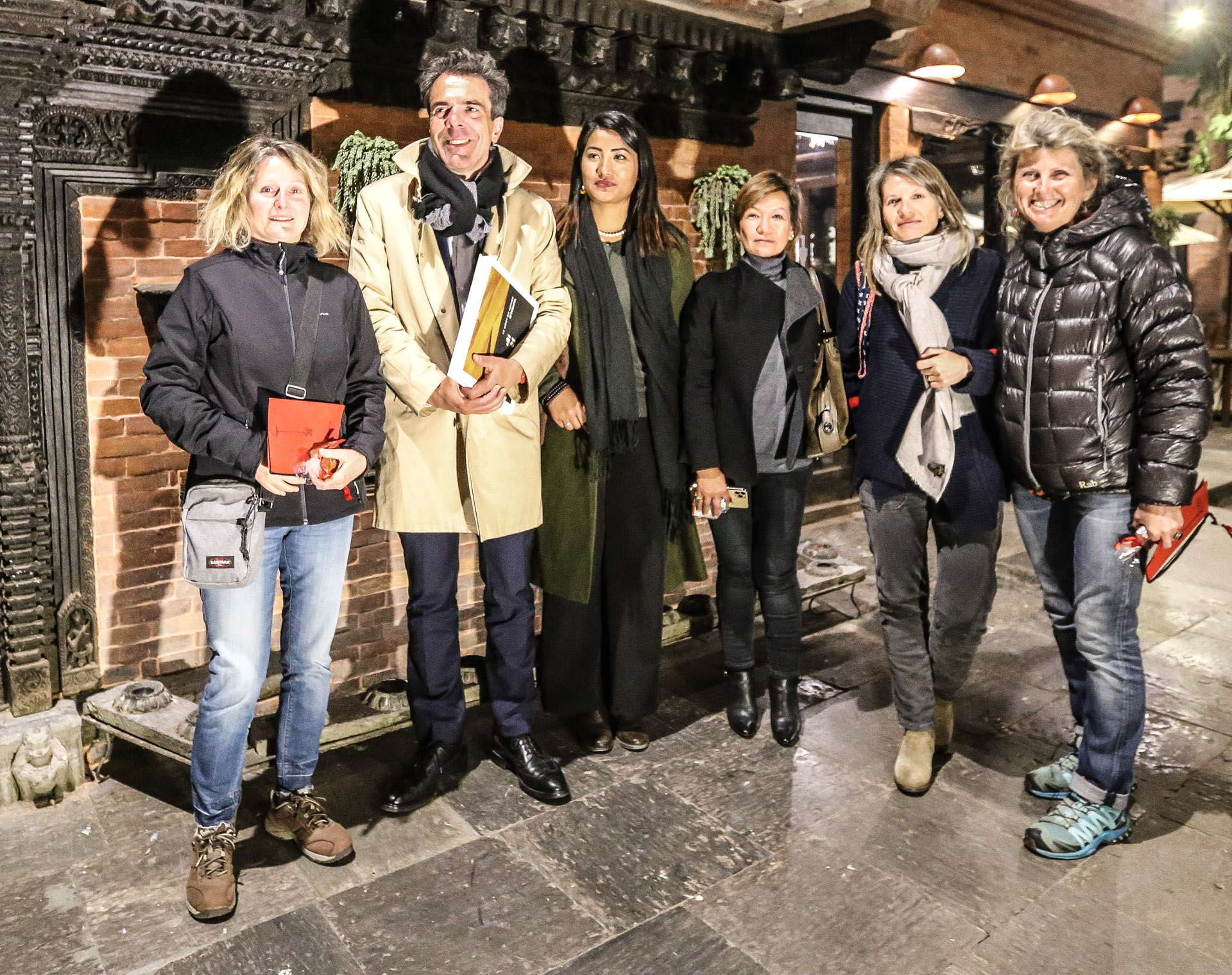 L’Ambassadeur de France au Népal, très bien entouré !