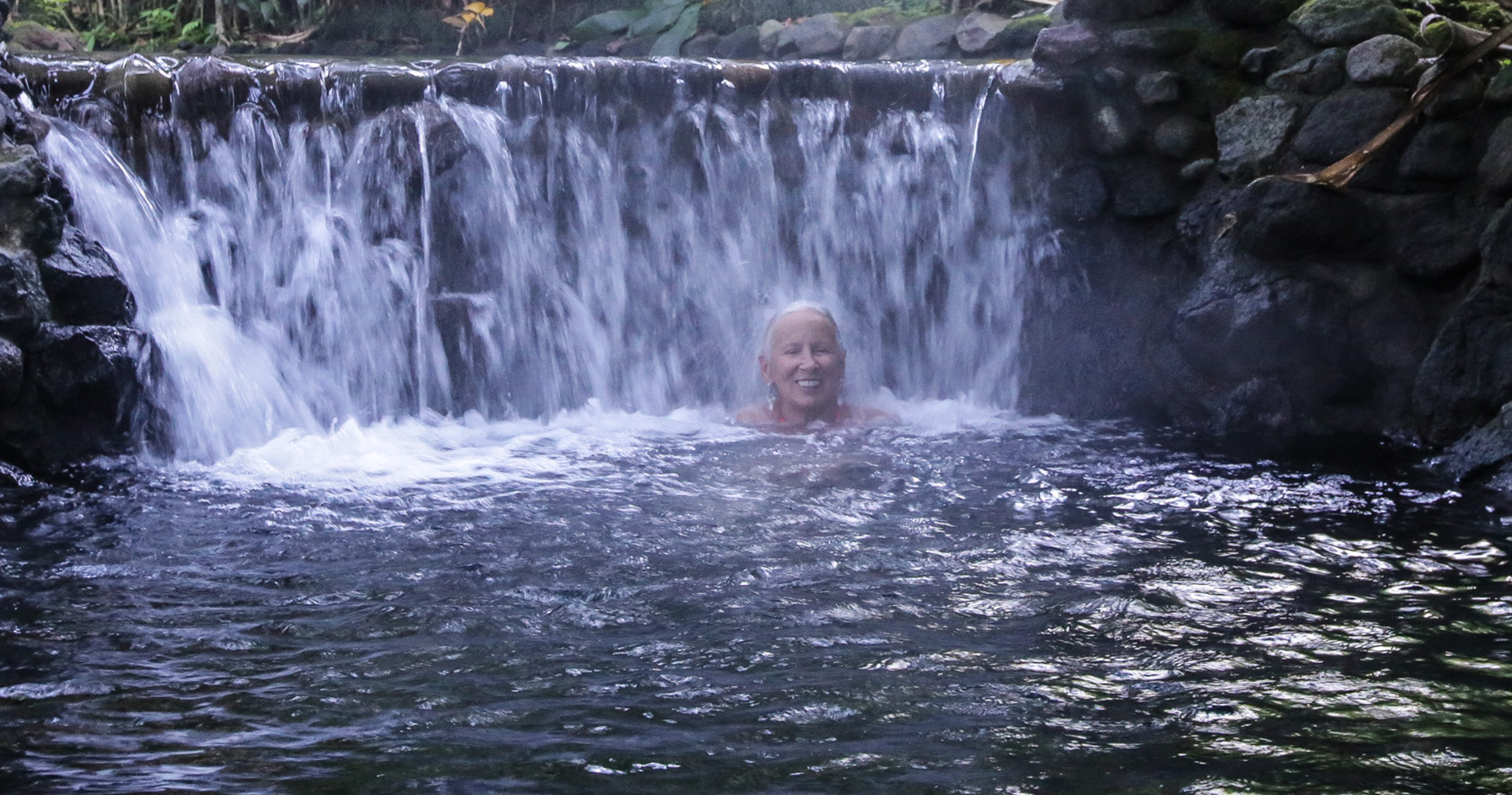  Dans les cascades d’eau chaude des termes de Tabacon