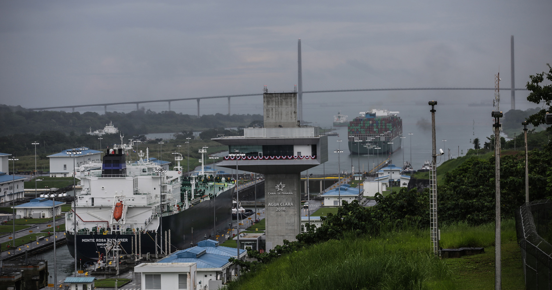 Les écluses de Agua Clara, au fond le pont de l’Atlantique