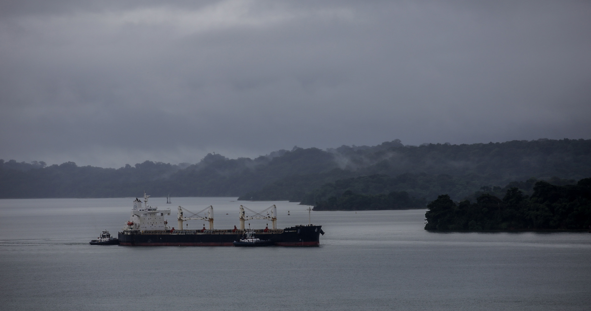 Les bateaux attendent sur le lac Gatun avant de traverser