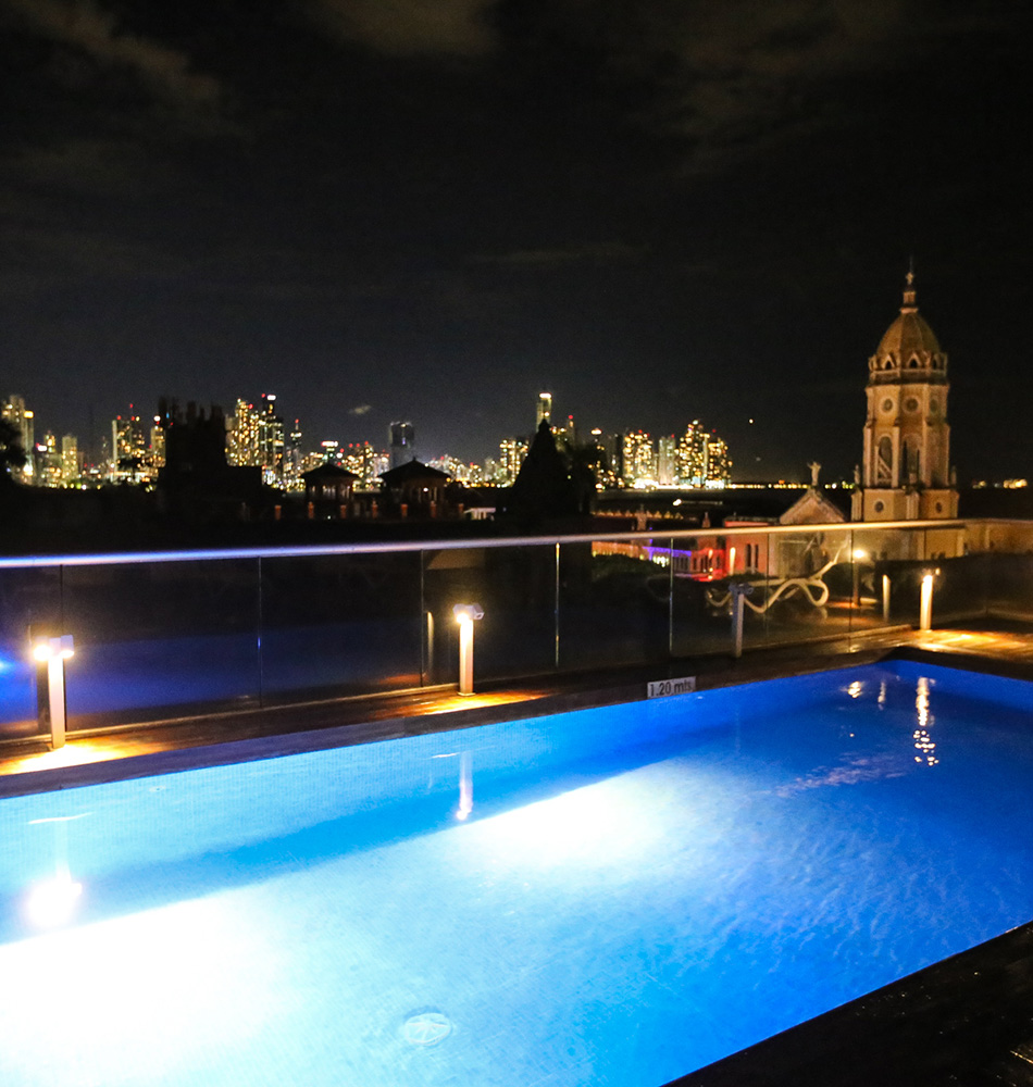 Petite piscine sur le toit du Central Hotel