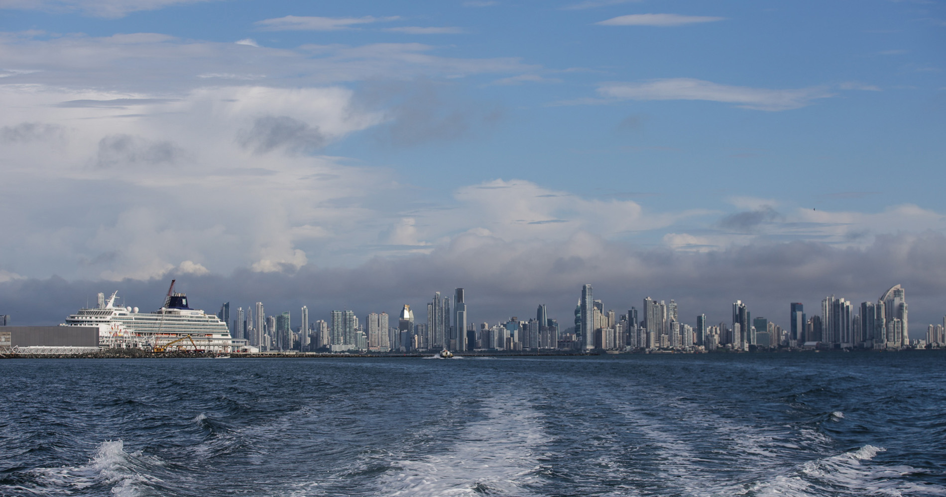 A la sortie de la marina, le sky line de Panama City