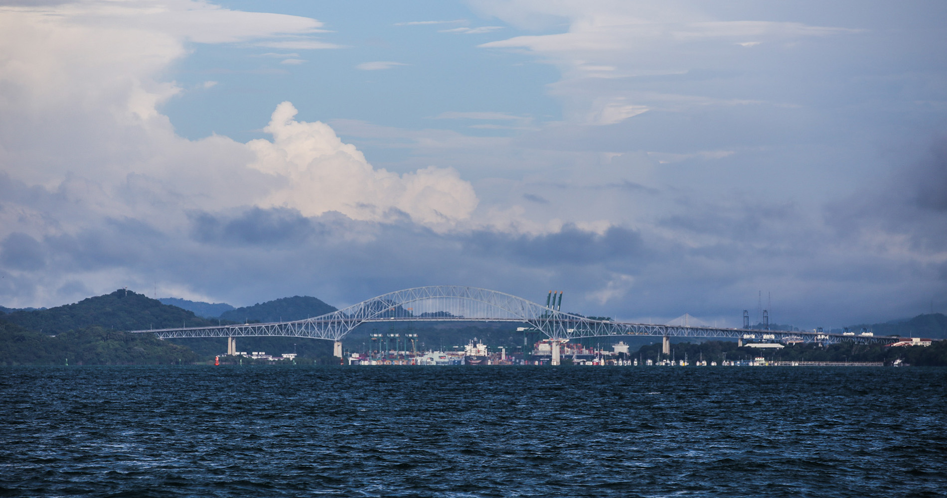 Le pont des Amériques, à la sortie du canal de Panama