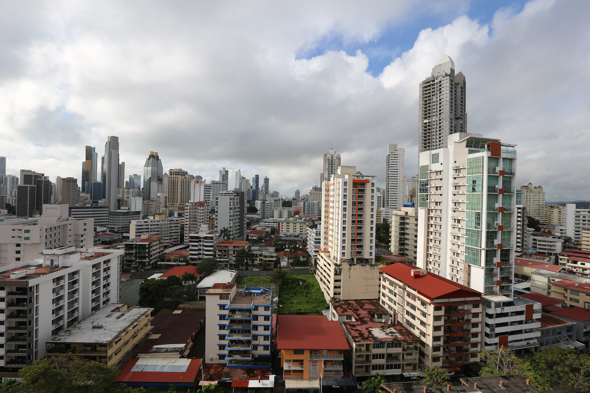 Depuis le toit de mon hôtel, au cœur du quartier moderne du centre-ville