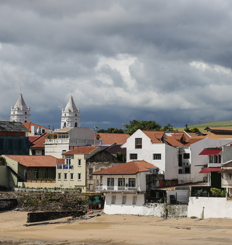 Le contraste entre le quartier colonial et la ville moderne est saisissant