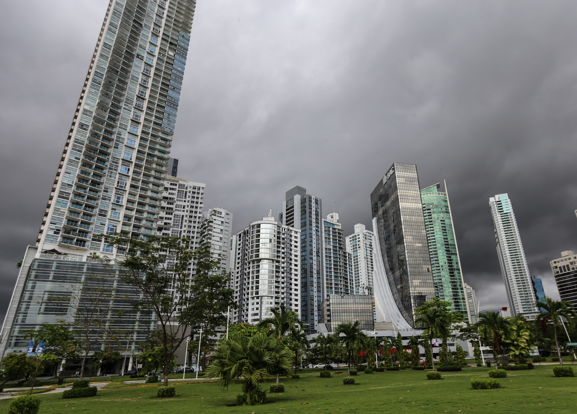 Une pluie tropicale est annoncée. Nous sommes à la fin de la saison des pluies…