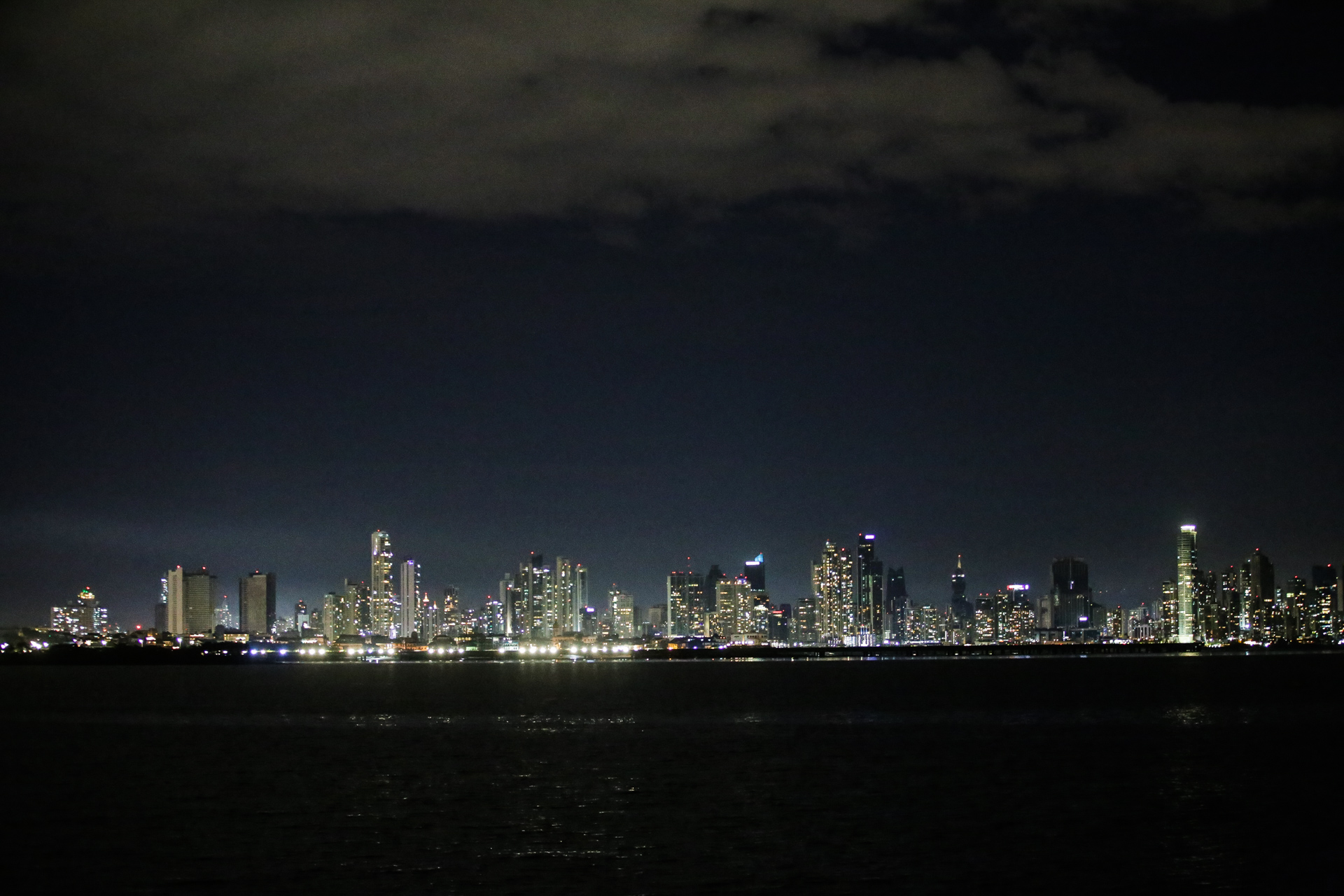 Le Sky Line du centre de Panama depuis le Causeway Amador