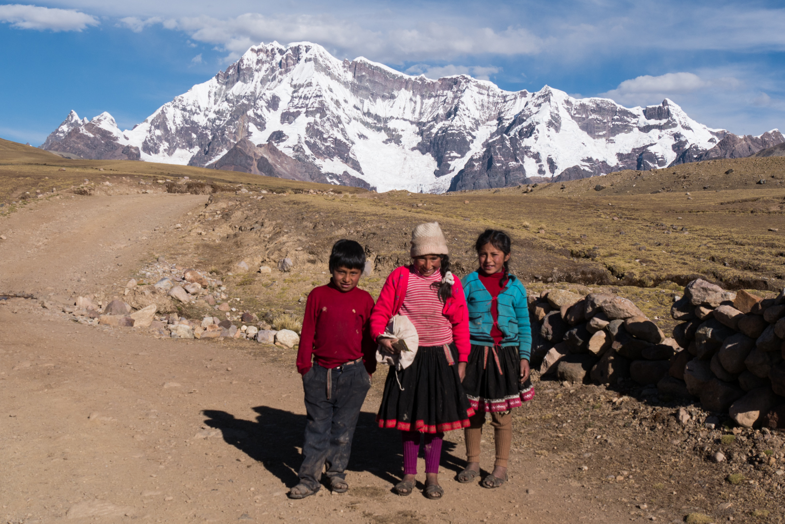 Les jeunes viennent à notre rencontre - De Cusco à Tinki, trek > Upis