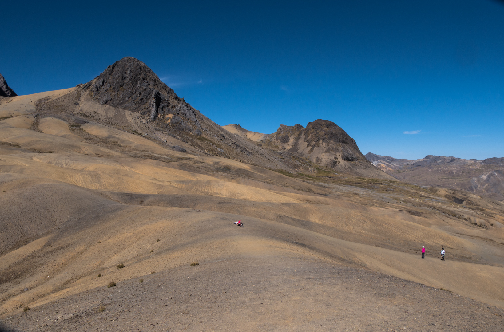 Début du "minéral" - Trek > Col Arapa > Col Apacheta > Lagune Jatun Ausangatecocha