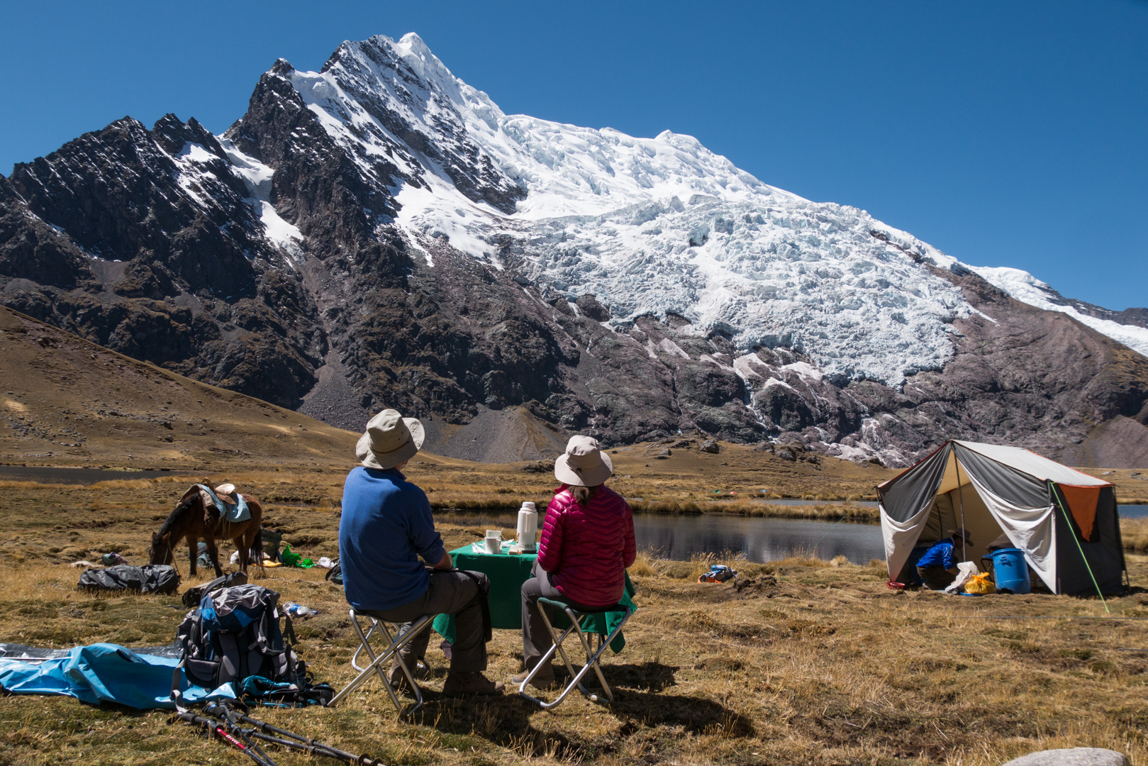 Une superbe salle à manger avec la laguna Hatun Pukaqocha - Trek > Col Arapa > Col Apacheta > Lagune Jatun Ausangatecocha