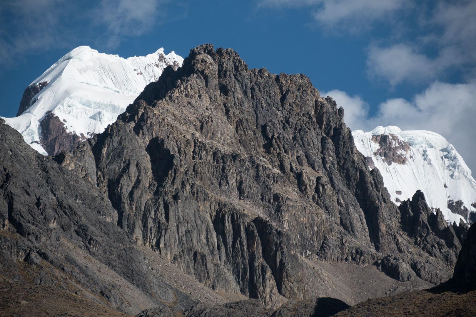 Vue sur les sommets depuis le campement - De Pacchanta à la lagune Sigrenacocha