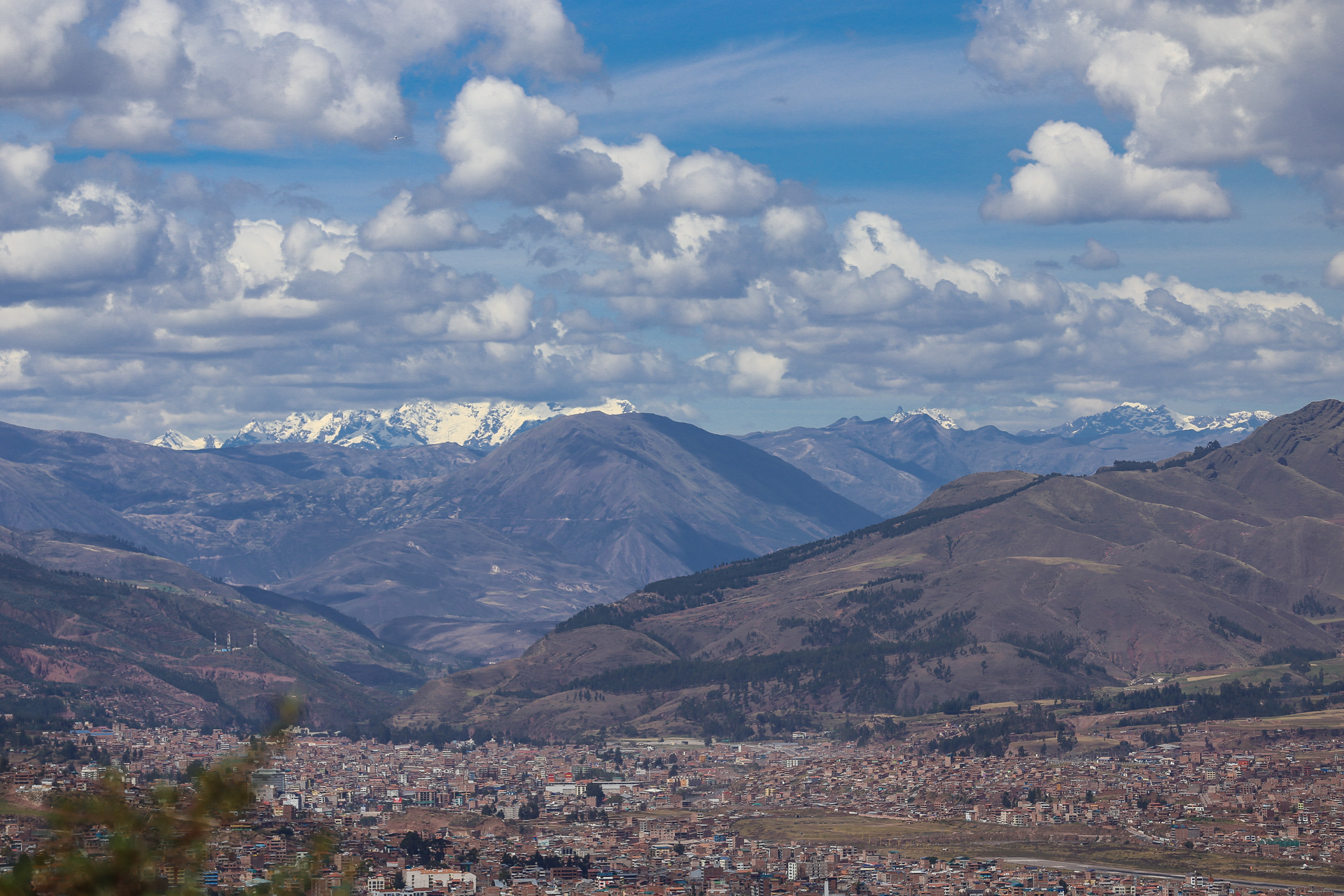 Depuis Sacsayhuaman, le sommet de l'Ausangate (plus haut sommet du sud Pérou - 6370m) reste caché - Cusco et sa campagne