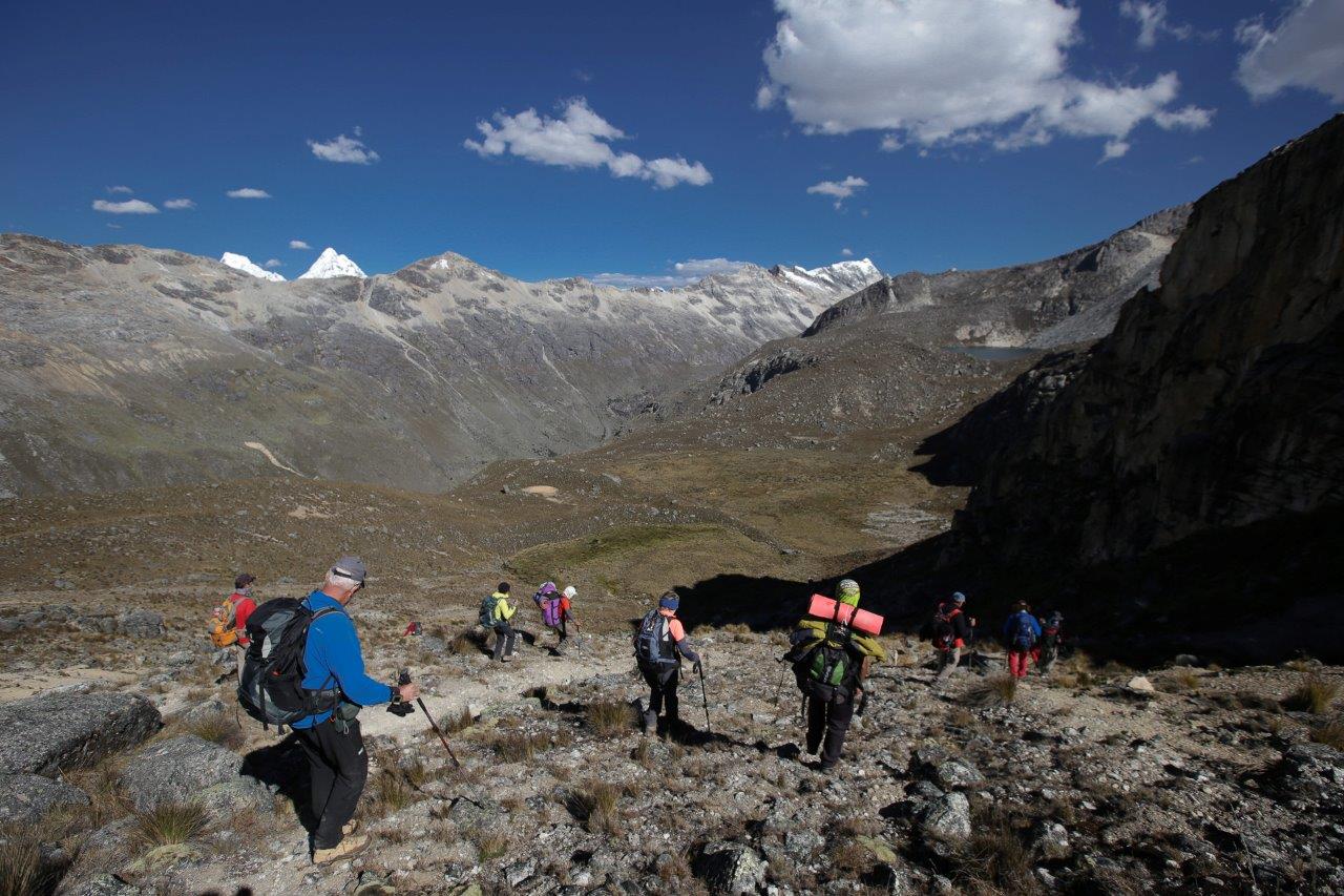 On peut apercevoir d'ici l'itinéraire de demain : le sentier arrivera pile au V des deux montagnes glaciaires que l'on peut voir à gauche - Le col Palcaraju