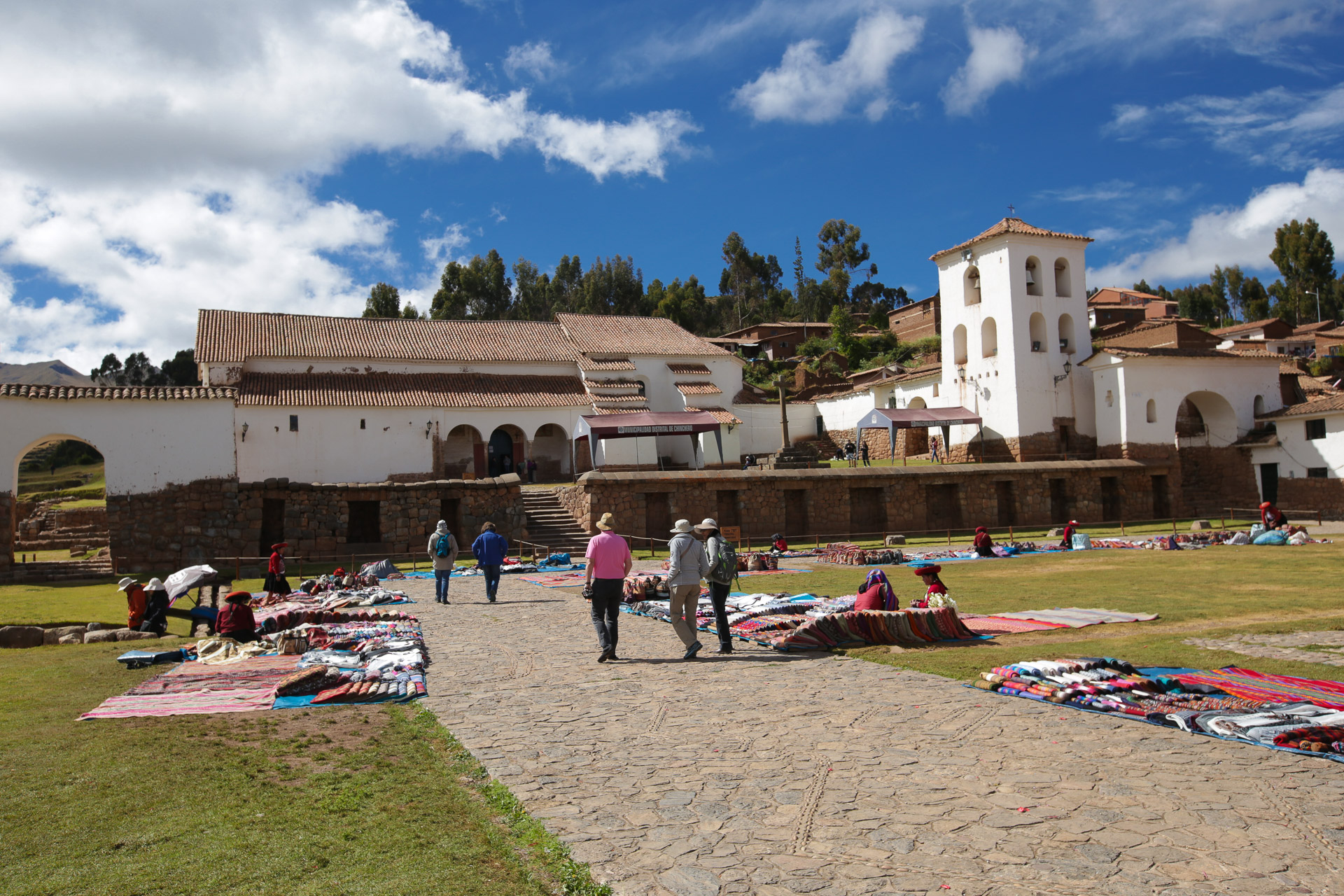 L'église de Chinchero et un petit marché artisanal - De Cusco à Aguas Calientes