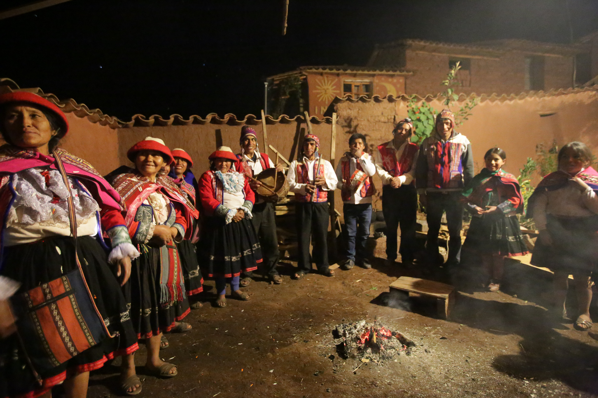 Comité d'accueil par des villageois de Patabamba - Machu Picchu