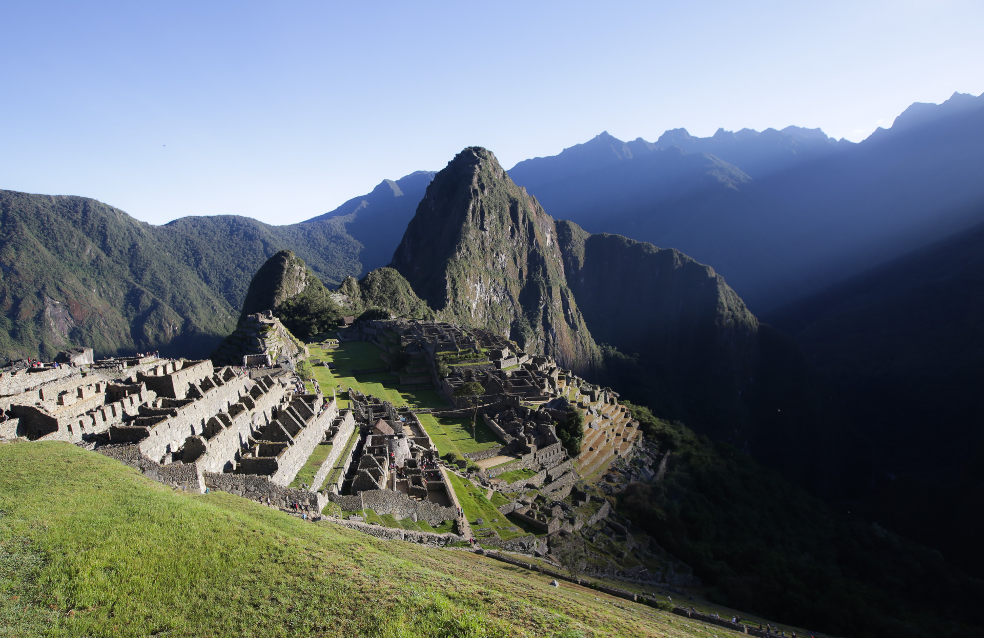 Le site s'éclaire peu à peu - Machu Picchu