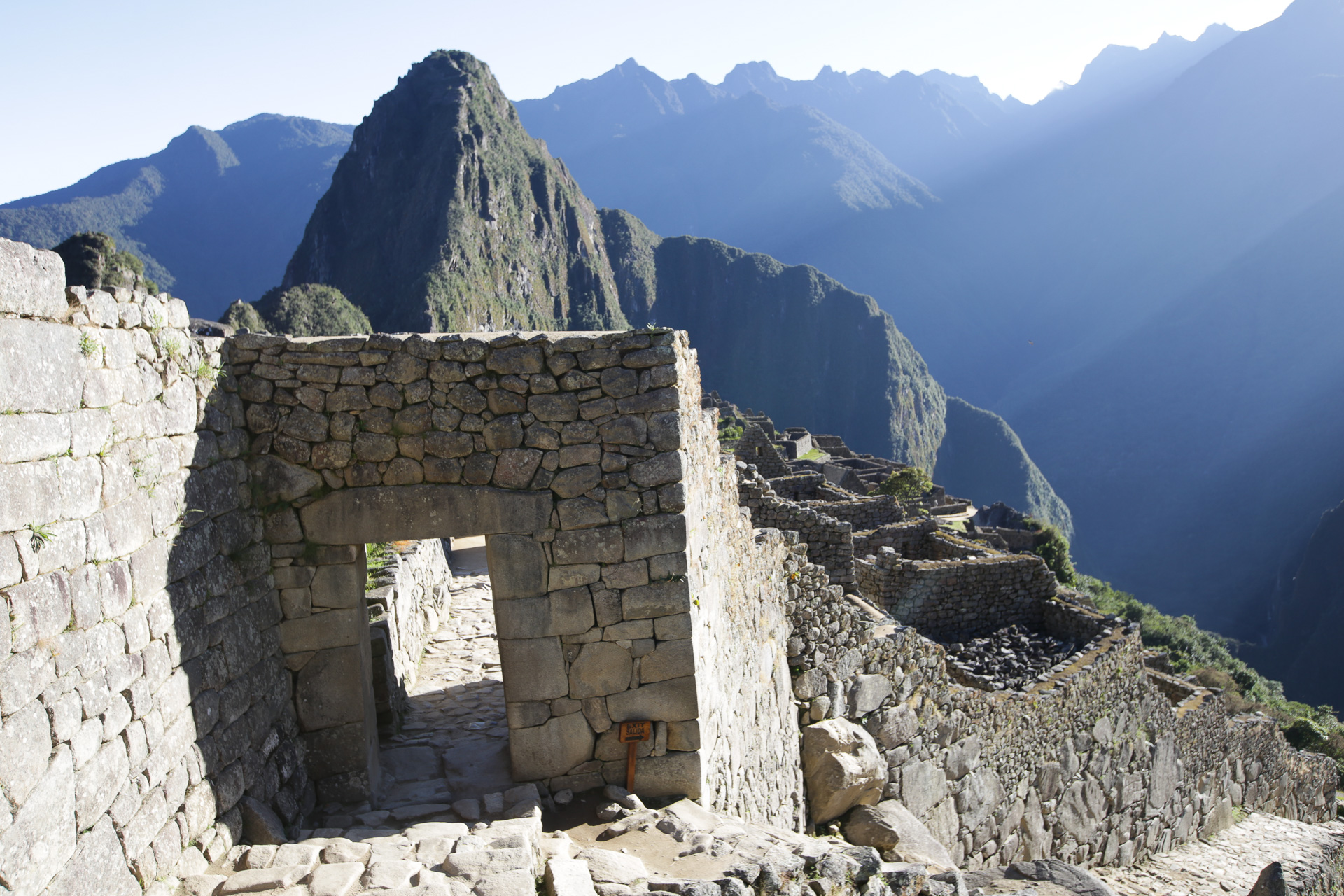 Porte d'entrée principale. Le chemin Inca arrivait de Intipucu, la porte du Soleil - Machu Picchu