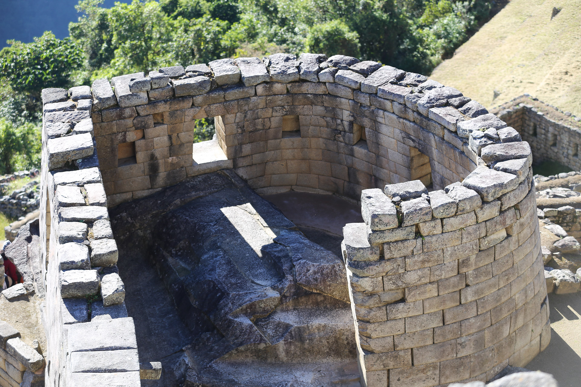 Vu du haut, le temple du Soleil. En hiver, la lumière entre par la porte que nous voyons éclairée ; En été, il sort par la porte de droite - Machu Picchu