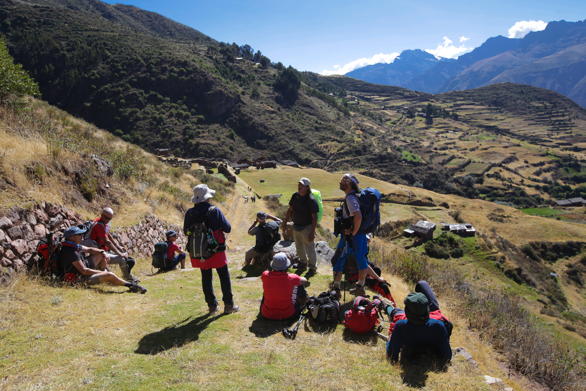 Petite pause au-dessus de Huchuy Qosqo - De Patatamba à Lamay