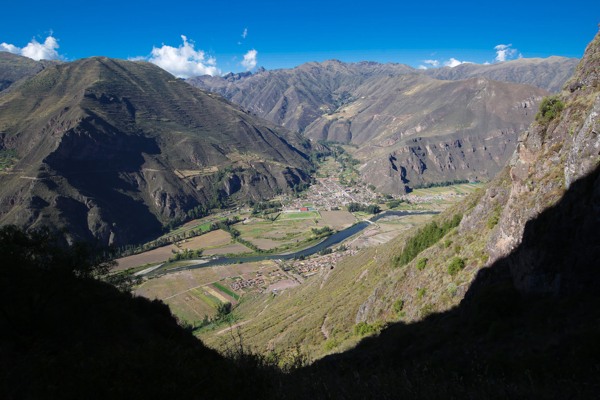 Tout en bas, le village de Lamay, terme de cette belle randonnée - De Patatamba à Lamay
