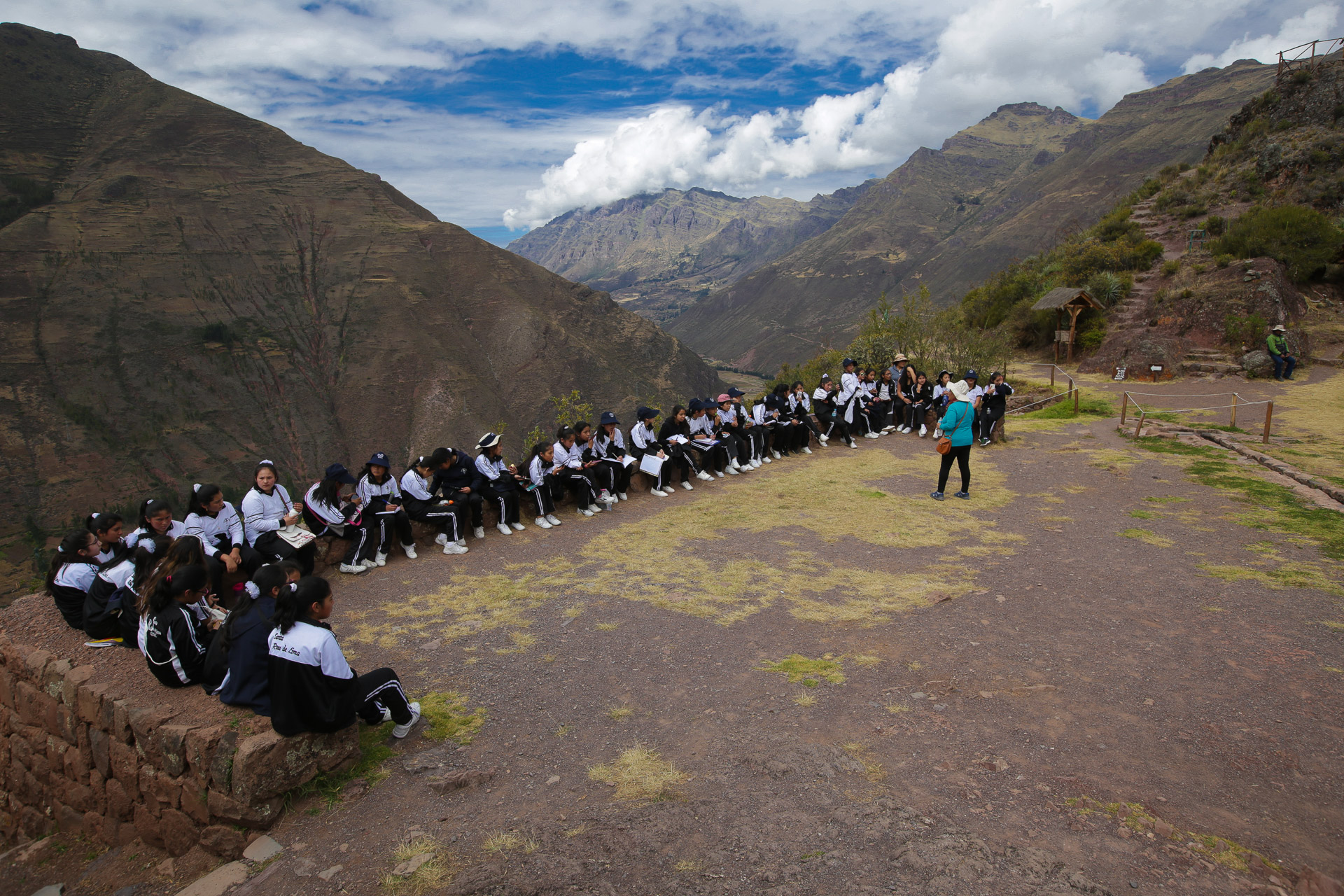 Une école de Cusco en sortie sur le site de Pisac - Pisac