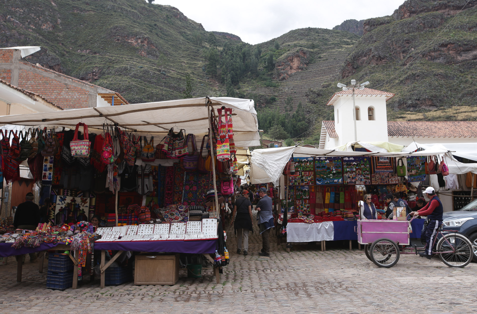 La Plaza de Armas de Pisac, lieu d'un marché quotidien - Pisac