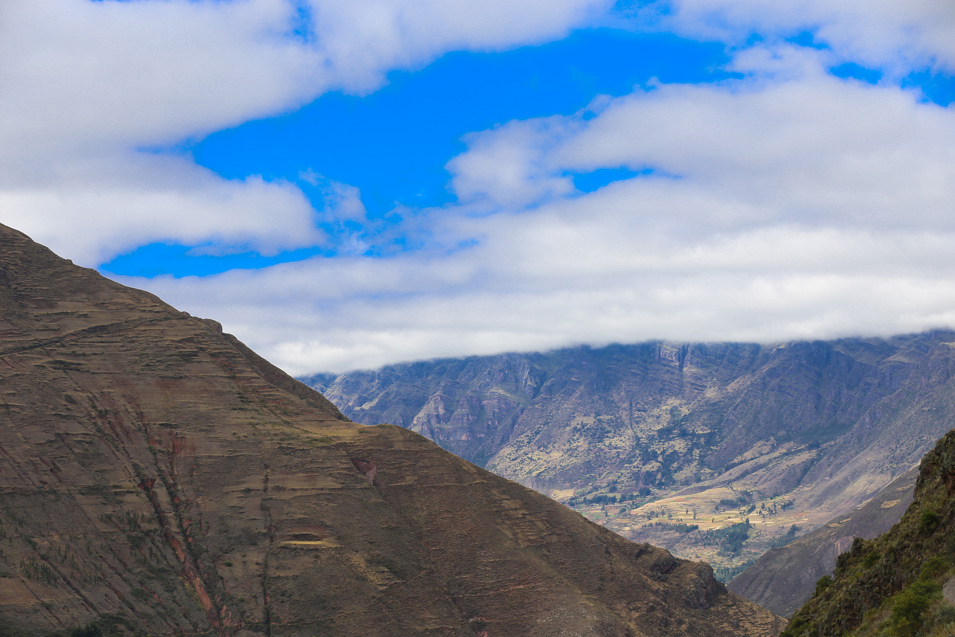 Le soleil joue à cache-cache et éclaire des pans de montagnes cultivés - Pisac