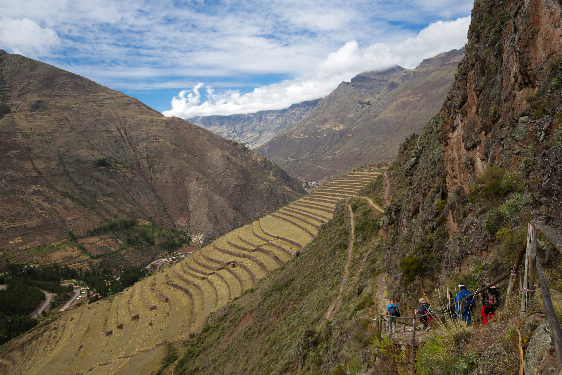 Itinéraire bis passant au pied des falaises - Pisac