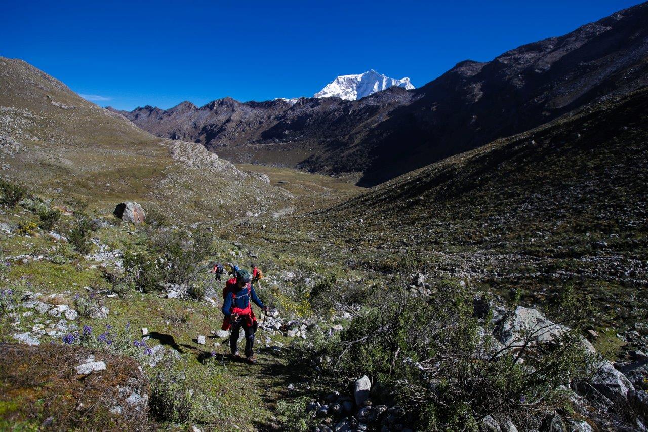 Montée au col. Le Nevado Copa (6188m) montre son nez - Akilpo Ishinca, passage du col Tocllaraju
