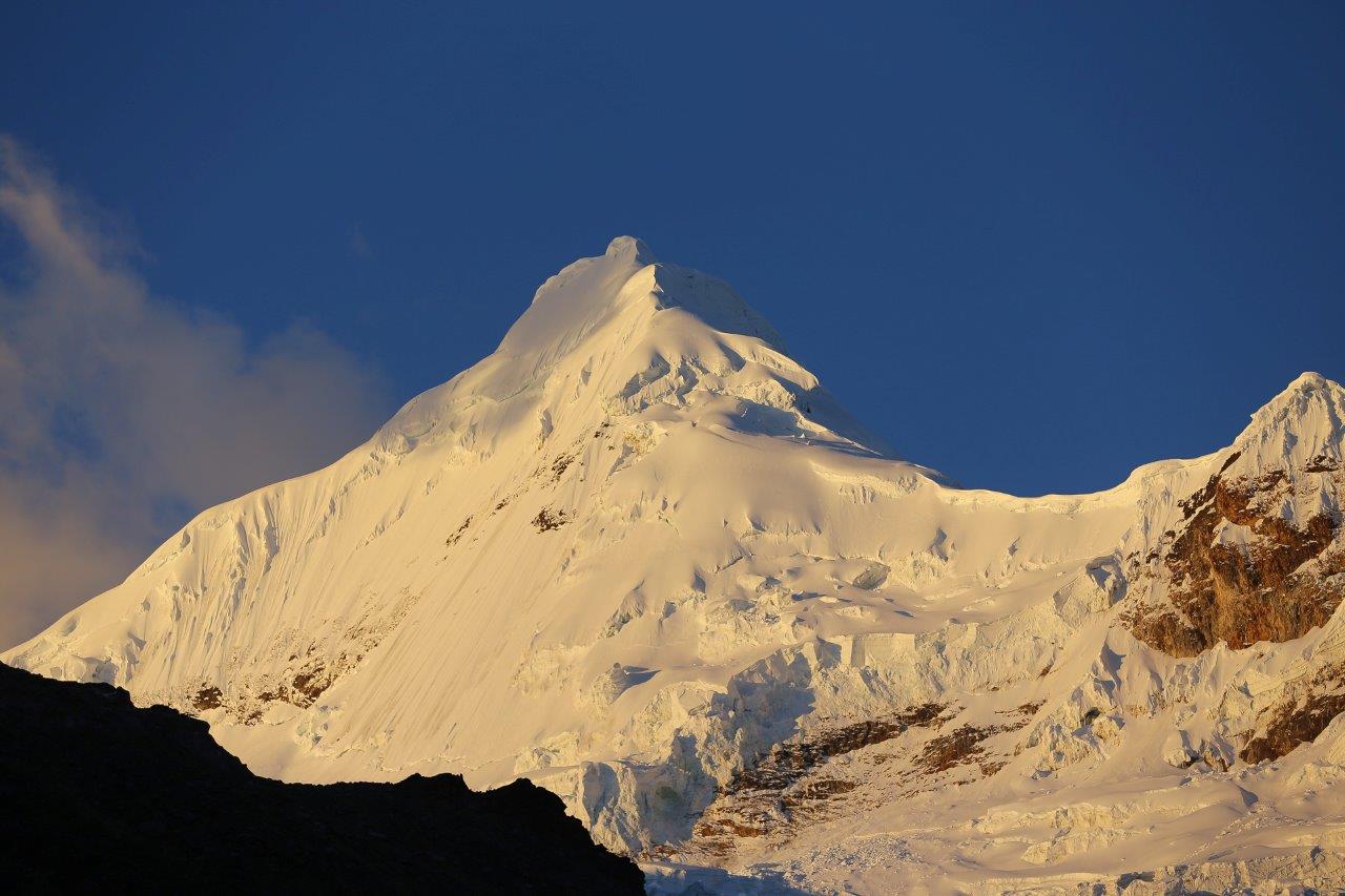 Le Nevado Tocllaraju depuis le refuge Ishinca - Akilpo Ishinca, passage du col Tocllaraju