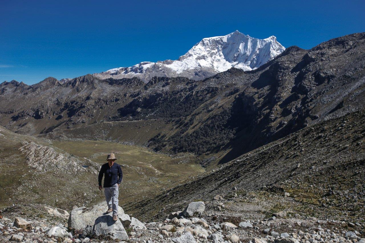 Carlos, notre guide local, et le Nevado Copa dans le fond - Akilpo Ishinca, passage du col Tocllaraju