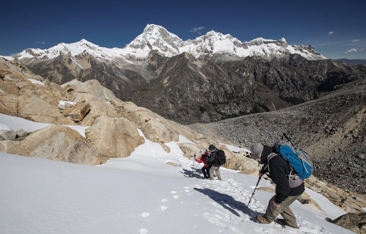 En arrière-plan, l'austère face nord du Ranrapalca - Akilpo Ishinca, passage du col Tocllaraju