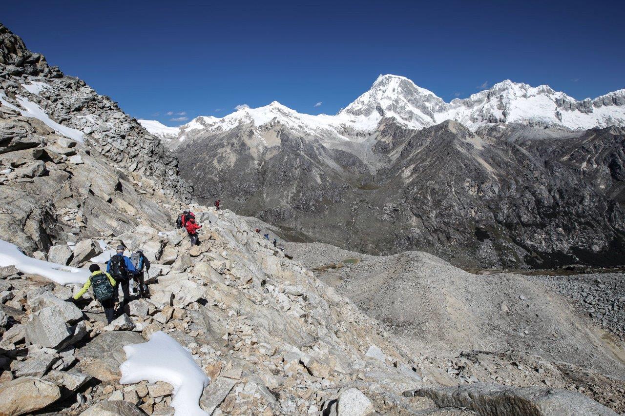 La descente sur les premiers 200m demande une attention soutenue - Akilpo Ishinca, passage du col Tocllaraju