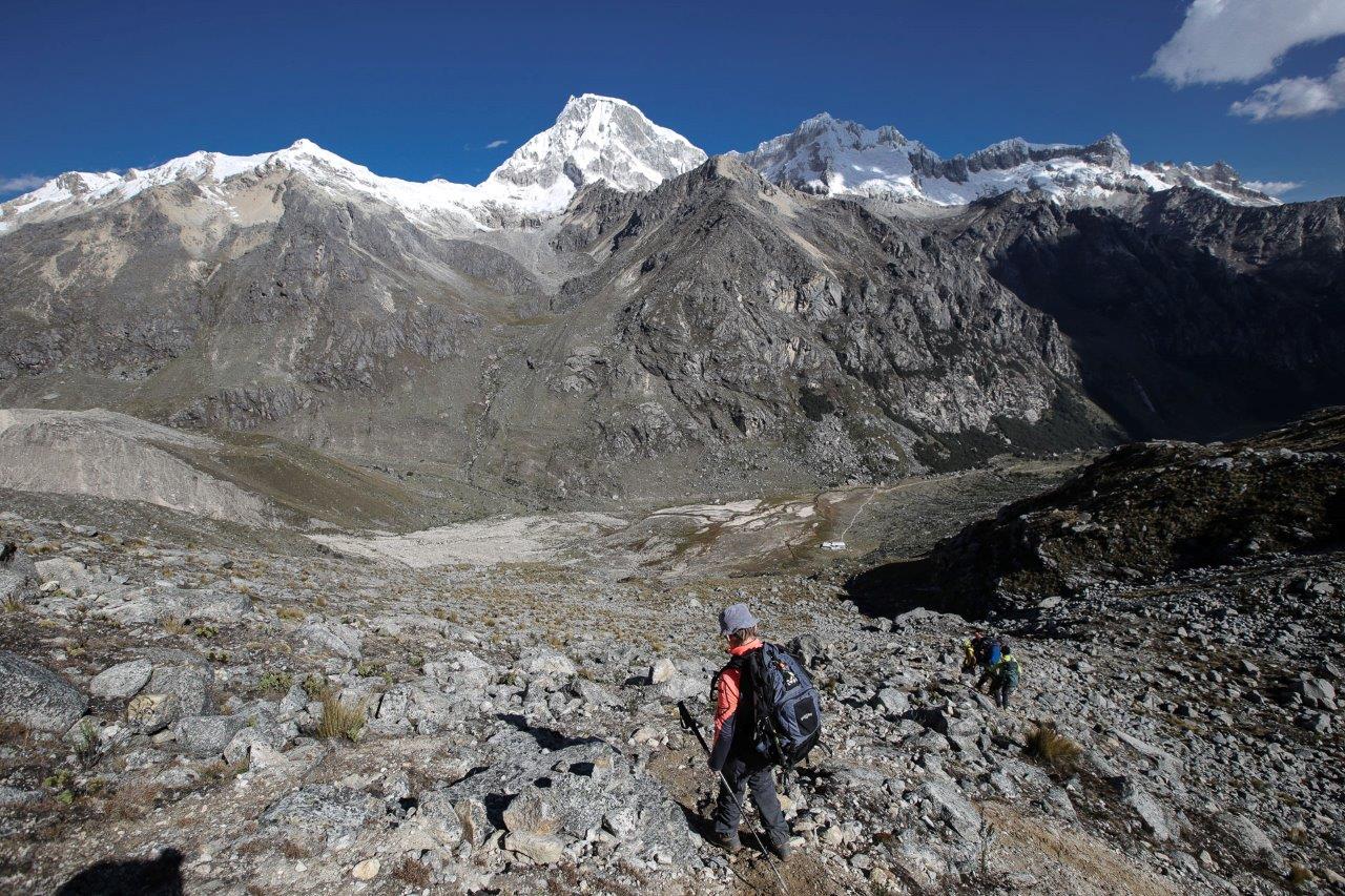 Après la partie difficile, descente bien raide avec en bas, le refuge - Akilpo Ishinca, passage du col Tocllaraju