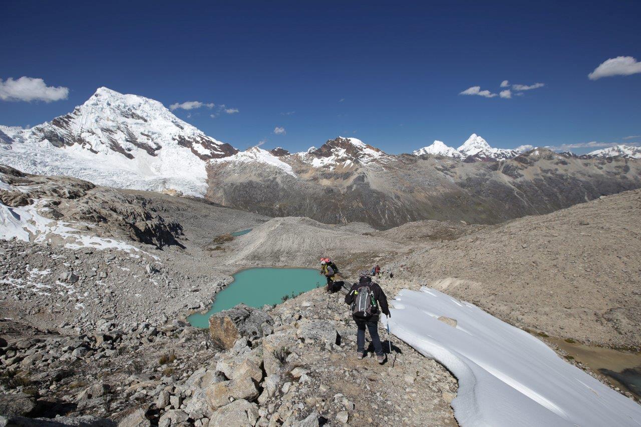 Différentes moraines nous font perdre de l'altitude - Le col Palcaraju