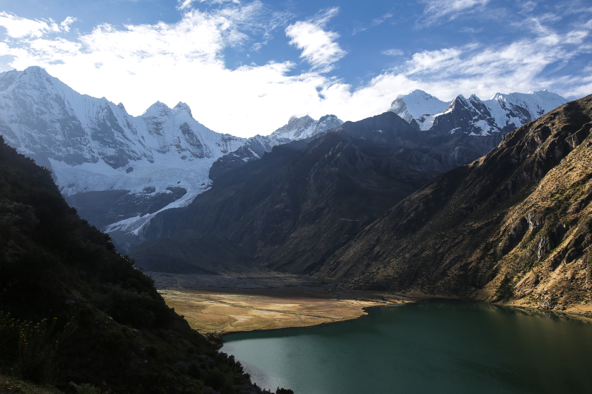 En longeant le lac Jahuacocha - Cols de Sambuya Punta et de Rondoy Punta