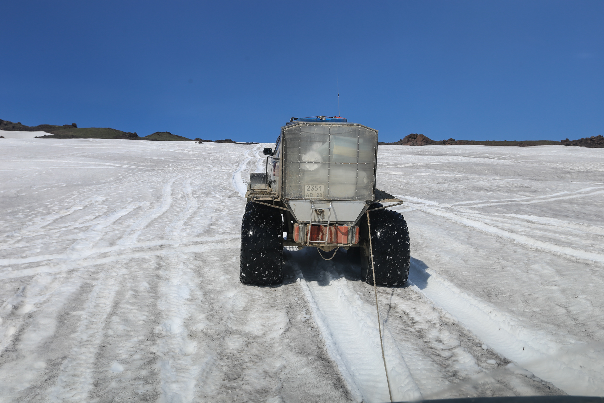 Séance de Tire Fesse. Le 6x6 tire le 4x4… Kamtchatka