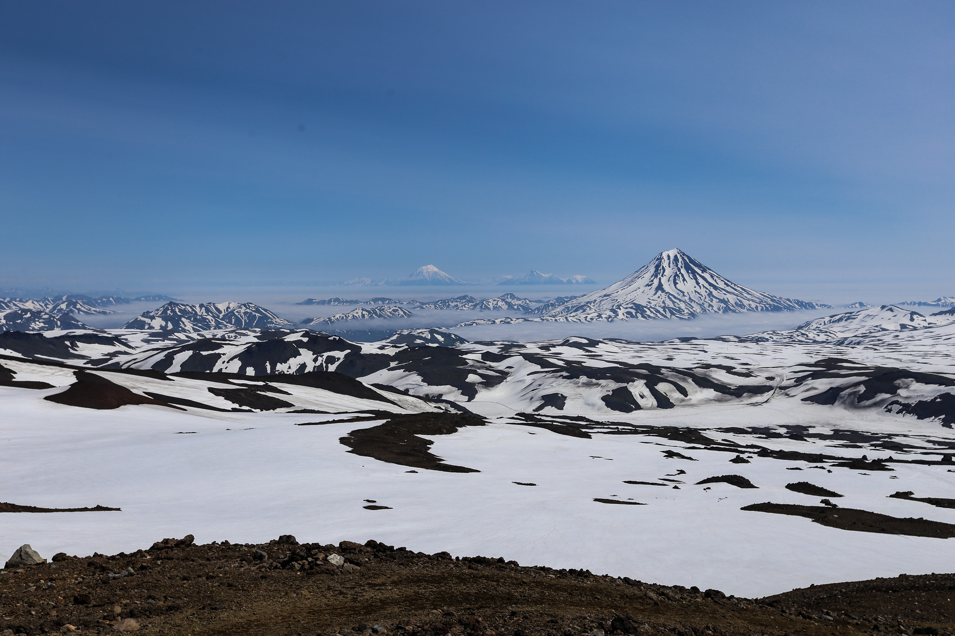 Au loin les volcans du Nord du Kamchatka. Au premier plan, le Viluchinsky