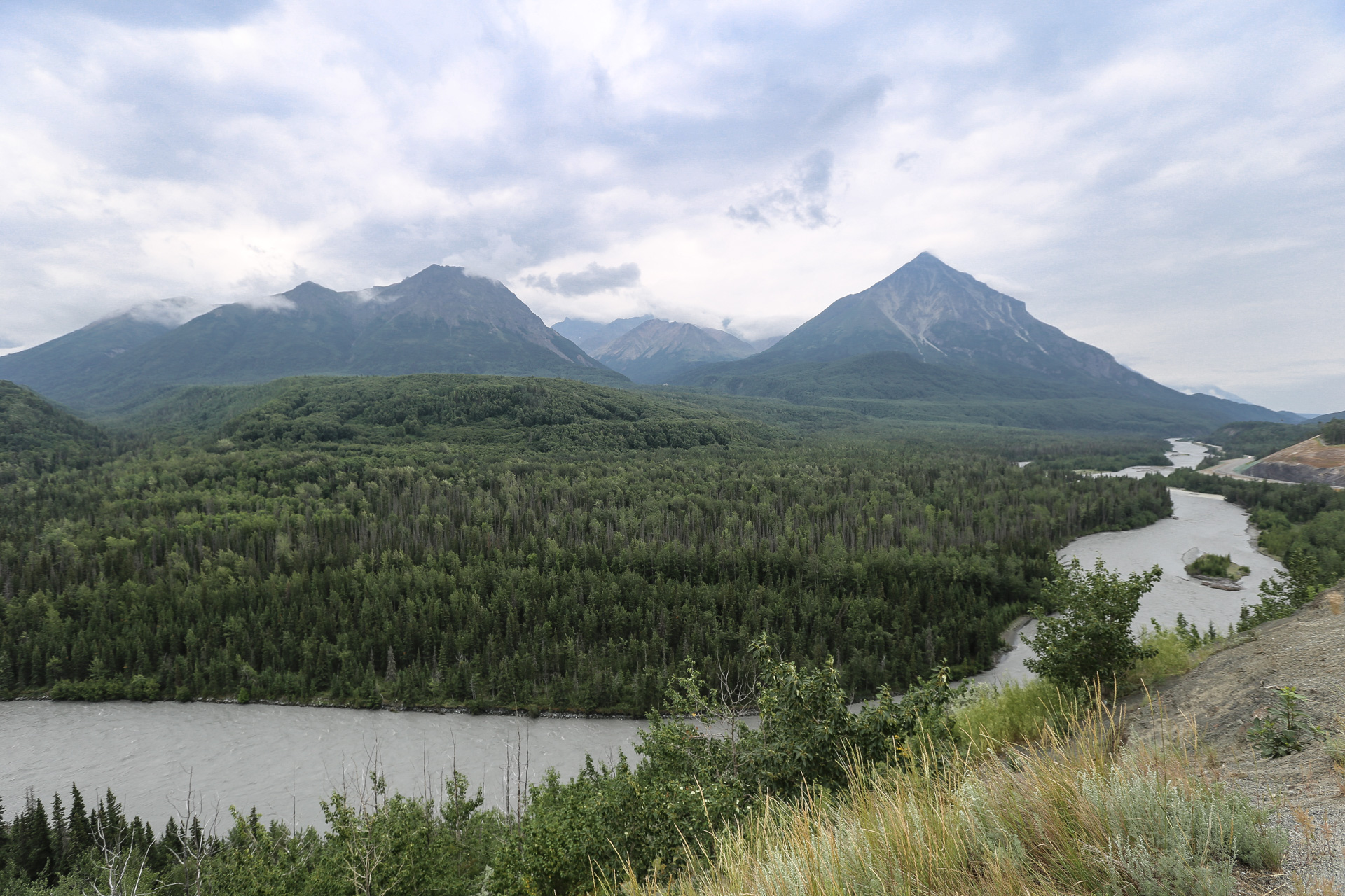 Rivières infranchissables, forêts profondes, sommets vierges…Alaska