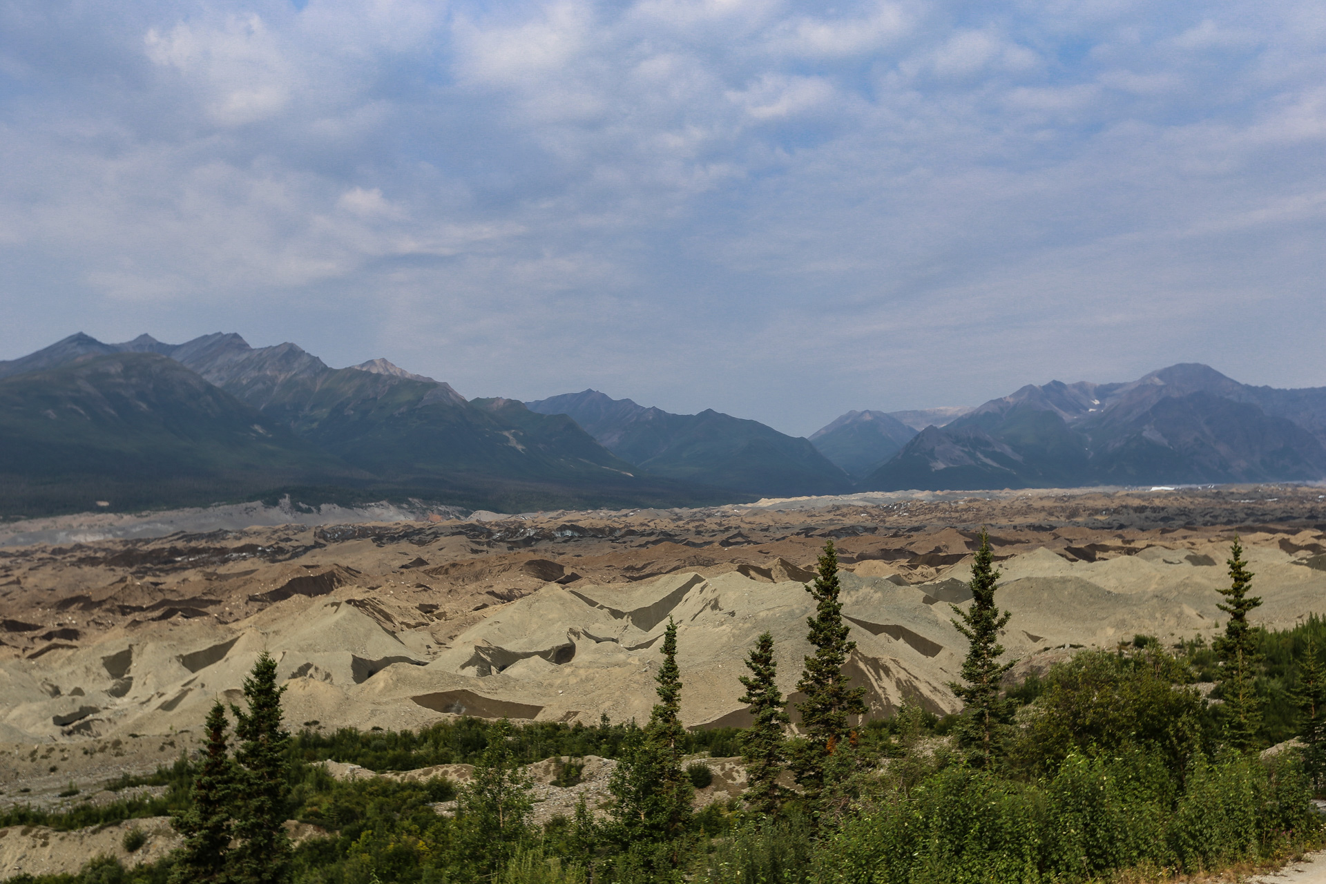 Le glacier Kennicott, recouvert de débris morainiques 