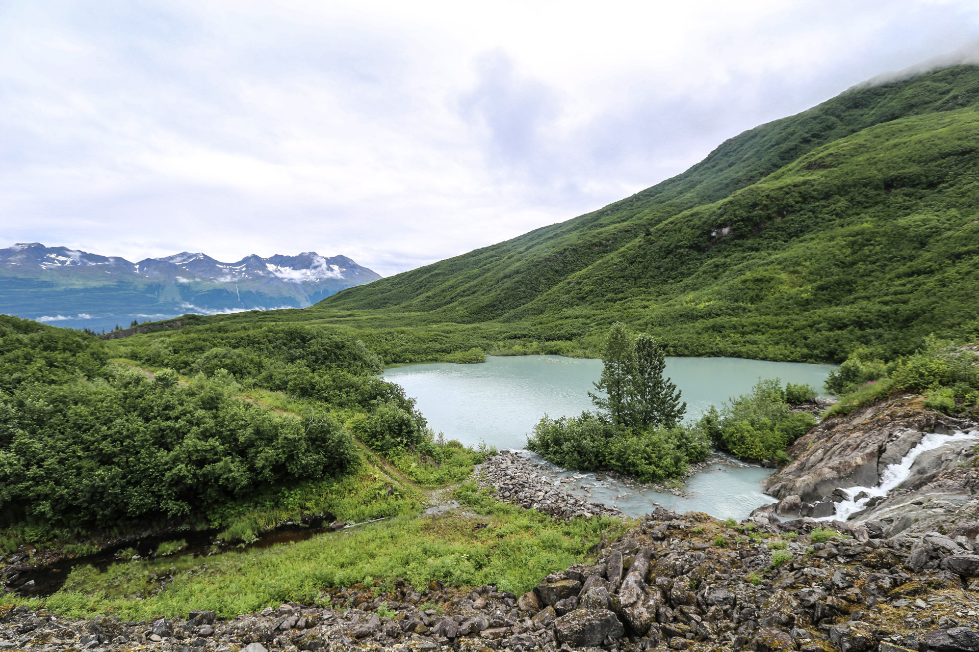 Les montagnes au-dessus de Valdez