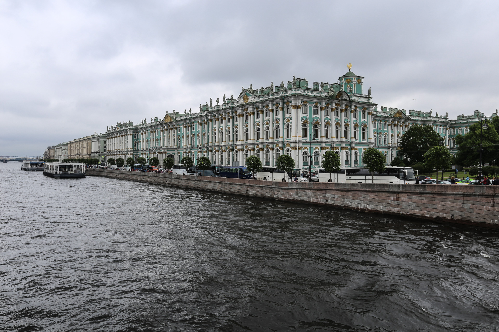 St Petersbourg Voyage Russi Tirawa Le Palais d’Hiver et le fleuve Neva