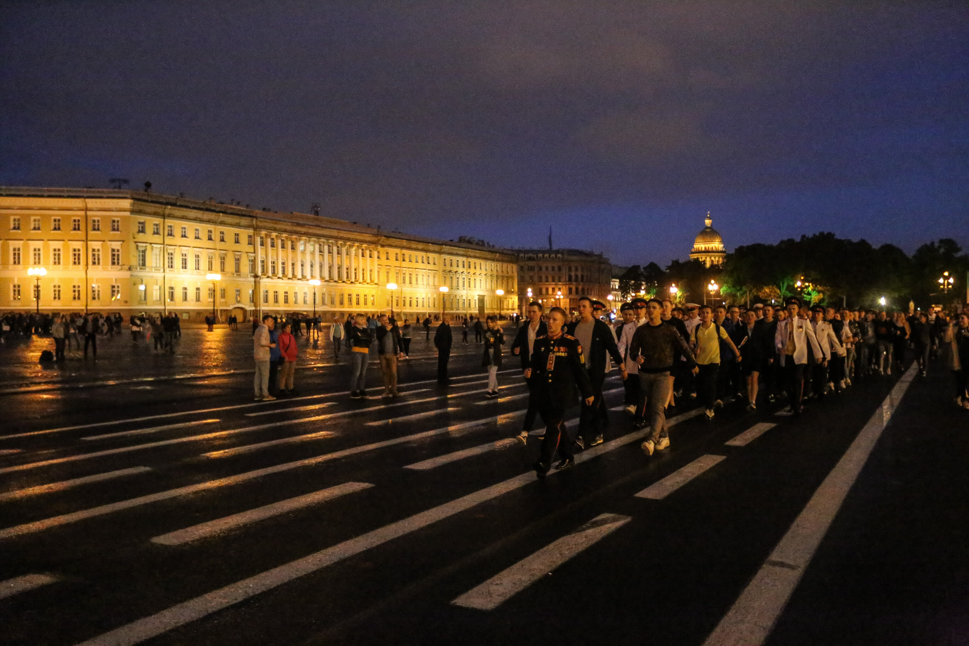 Sur la Place du Palais, des jeunes recrues militaires s’entrainent.