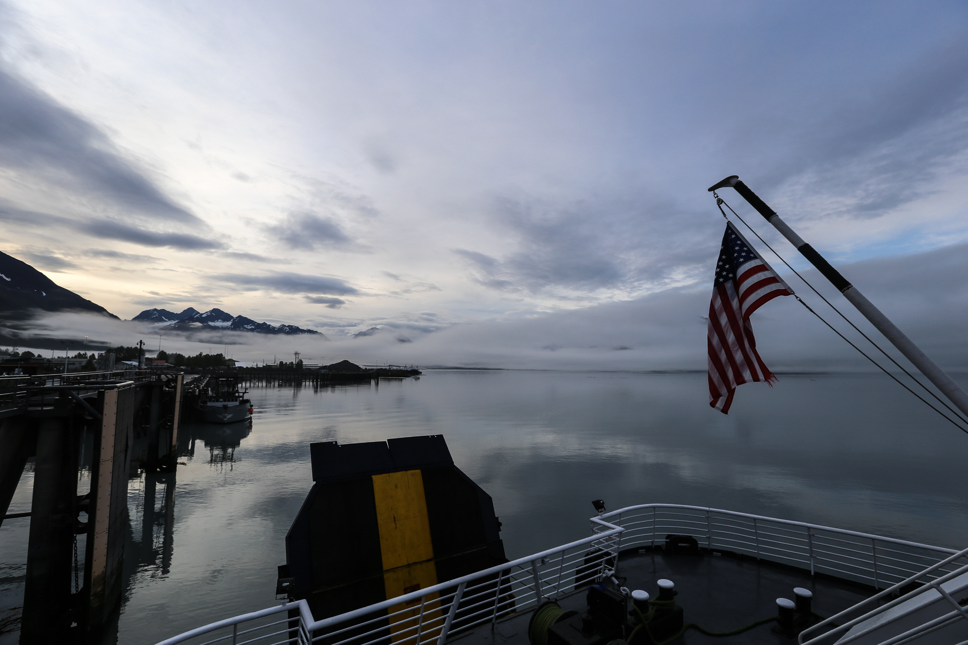 Aube blafarde sur le port de Valdez