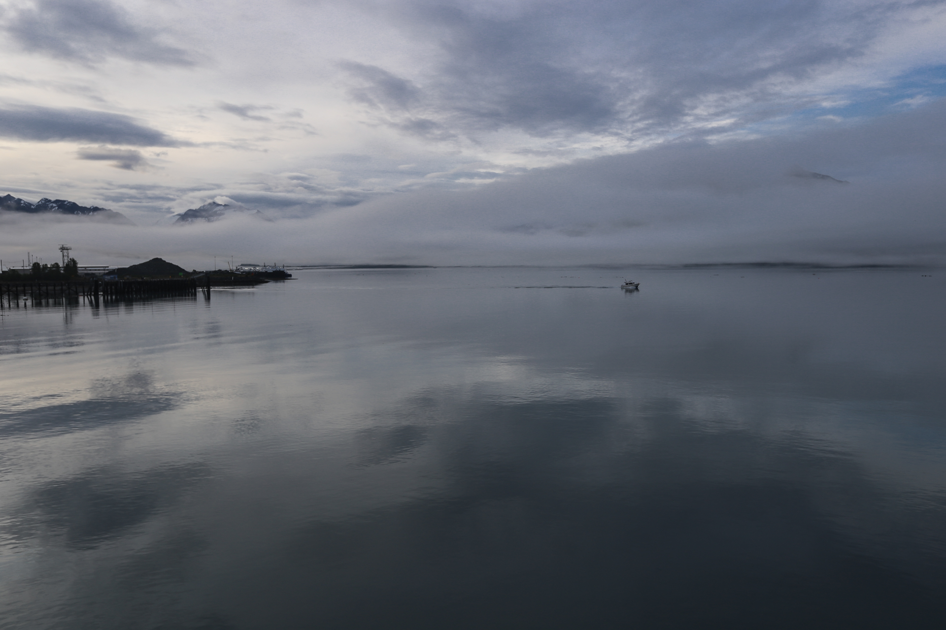 Les nuages envahissent le fond de la baie de Valdez