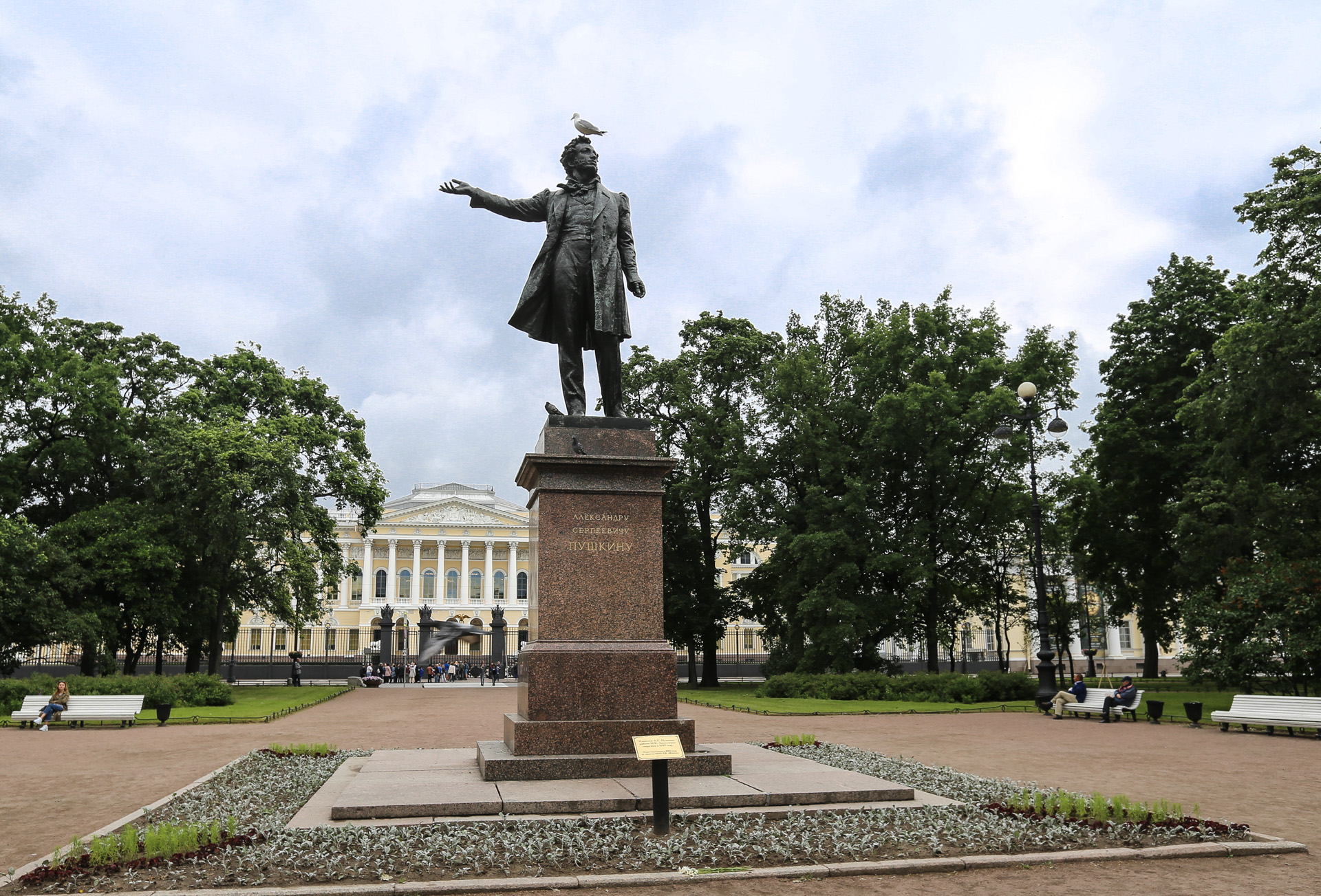 Statue de Pushkin sur la place des Arts